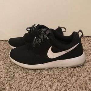 Like New Black Nike Roshe Ones